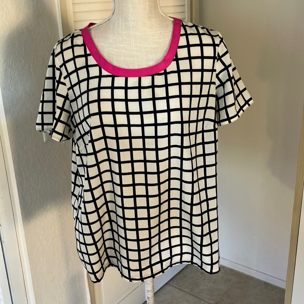 Sak’s Fifth Avenue  Black & White Top w/ Hot Pink Trim size‎ L
Office Perfect